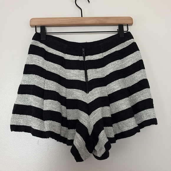 ALICE + OLIVIA Lurex Tweed Back Zip Pleated Short Black Silver Stripe - Picture 6 of 15